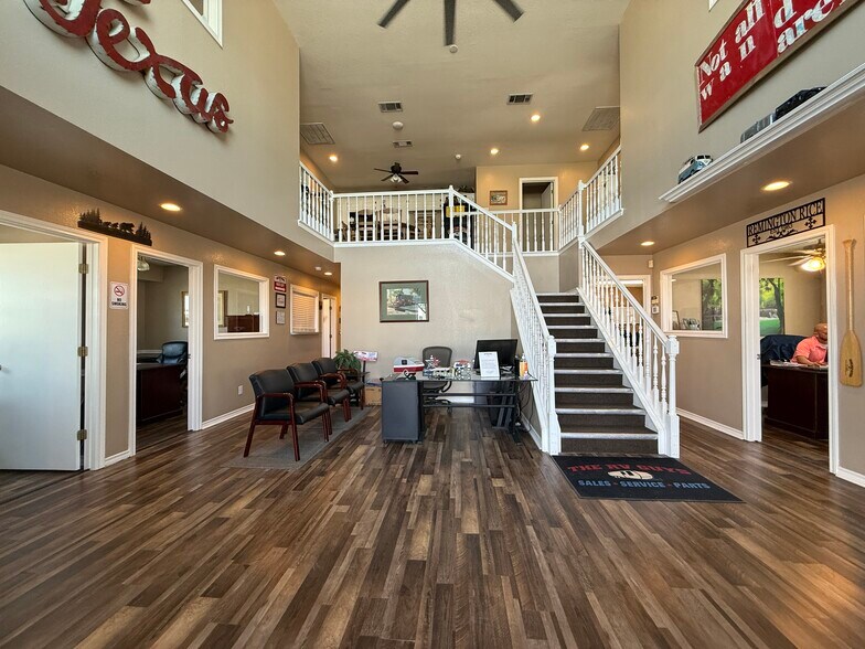 More Photos Of 13239 S Interstate 35, Valley View Manufacturing For Lease