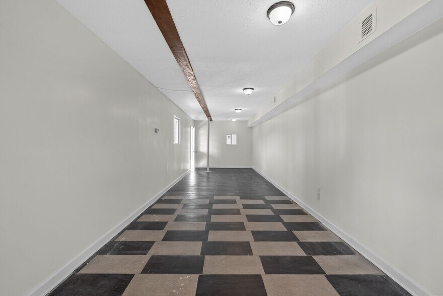 More Photos Of 124 10th St, Clarksville Flex For Sale