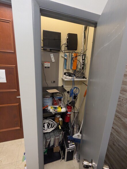 More Photos Of 7065 Westpointe Blvd, Orlando Loft Creative Space For Sale