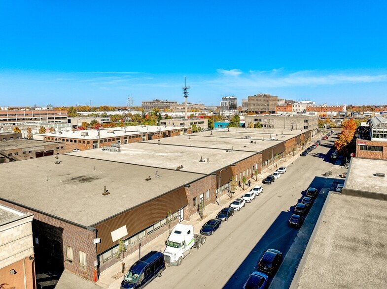More Photos Of 1493-1517 Rue Antonio-Barbeau, Montréal Distribution For Lease