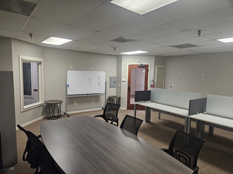 More Photos Of 400-490 Lincoln Blvd, Lincoln Unknown For Lease