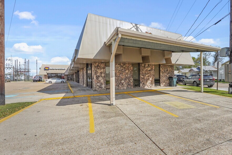 More Photos Of 421 W Tunnel Blvd, Houma Storefront For Sale