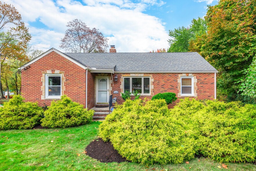 Primary Photo Of 31040 Lorain Rd, North Olmsted Office For Sale