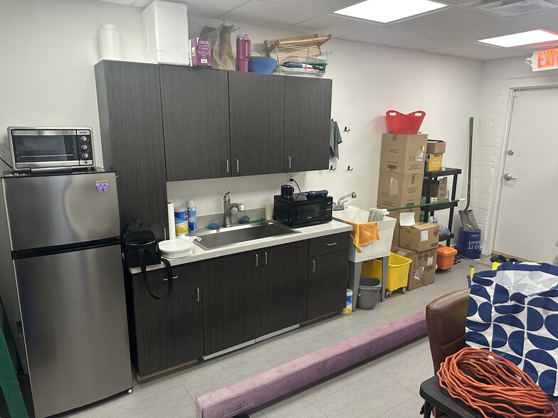 More Photos Of 305 Pineview Dr, Kernersville Office For Sale