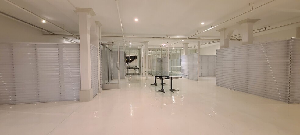 More Photos Of 530 Santa Monica Blvd, Santa Monica Storefront For Lease