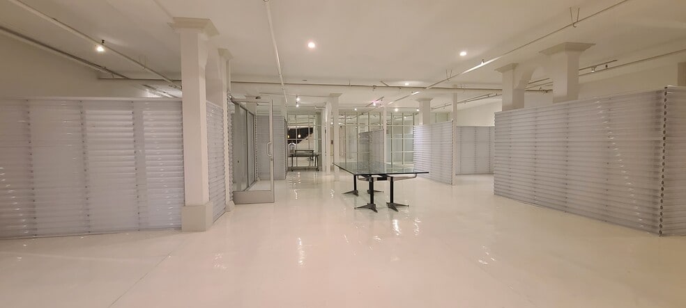 More Photos Of 530 Santa Monica Blvd, Santa Monica Storefront For Lease
