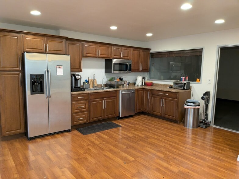 More Photos Of 1537 E McFadden Ave, Santa Ana Manufacturing For Lease