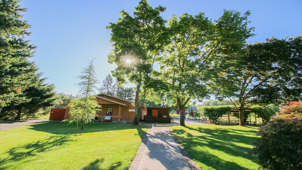 Primary Photo Of 7350 New Hope Rd, Grants Pass Golf Course Driving Range For Sale