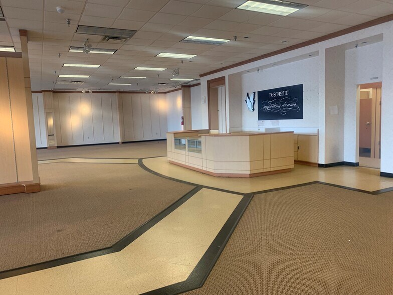 More Photos Of 1360-1363 Leesburg Ave, Washington Court House Storefront Retail Office For Lease