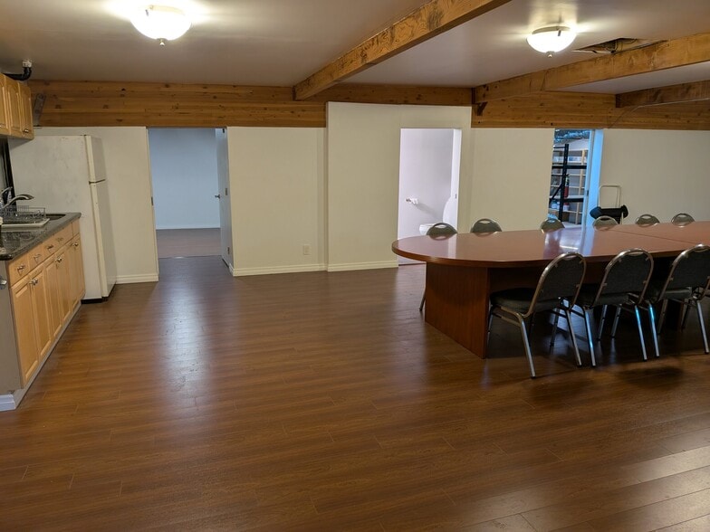 More Photos Of 1537 E McFadden Ave, Santa Ana Manufacturing For Lease