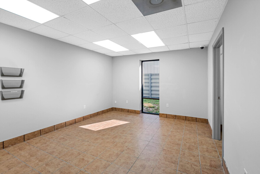 More Photos Of 4412 W Osborne Ave, Tampa Showroom For Sale