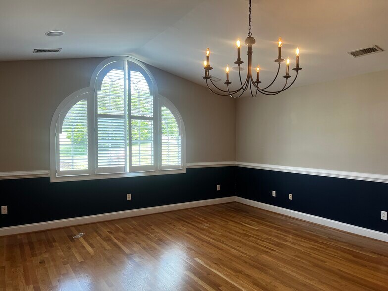 More Photos Of 5604 Starkey Rd, Roanoke Medical For Sale