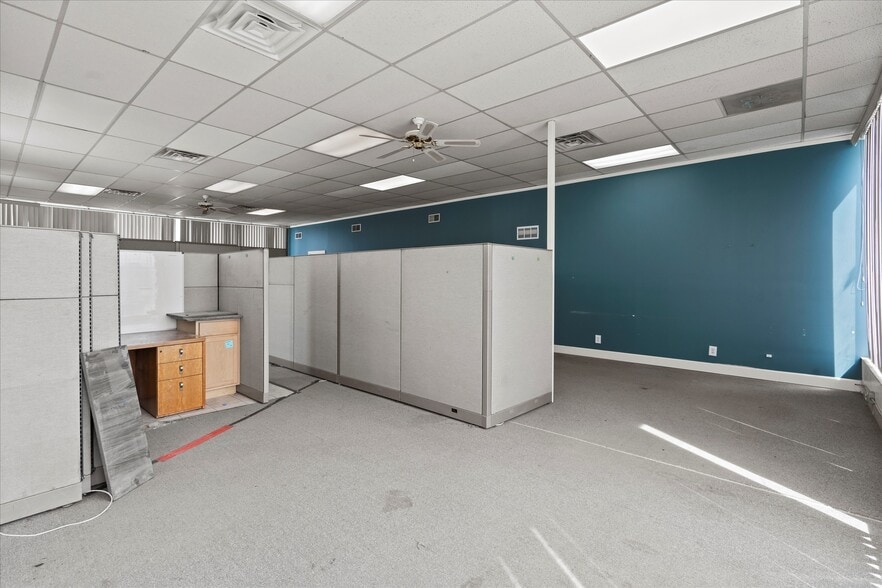 More Photos Of 325 E State Ave, Tonganoxie Auto Dealership For Lease
