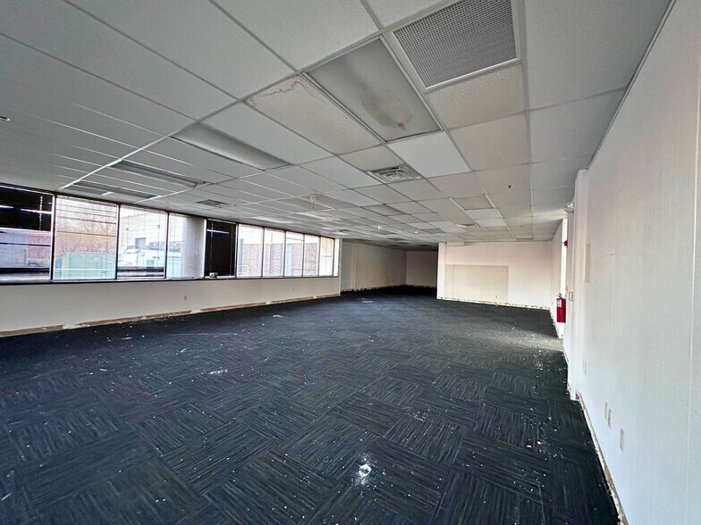 More Photos Of 15203 S Commerce Dr, Dearborn Manufacturing For Lease