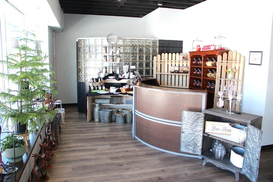 More Photos Of 446 S Main St, Winner General Retail For Sale