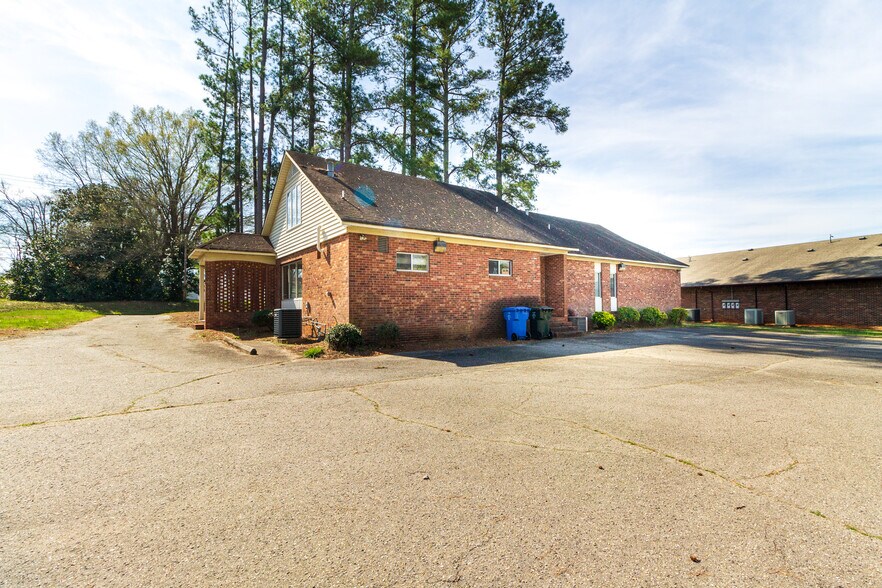More Photos Of 810 W King St, Kings Mountain Office For Sale