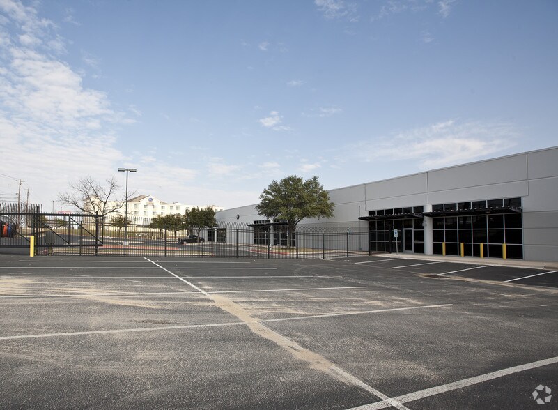 More Photos Of 7551 Metro Center Dr, Austin Research And Development For Lease