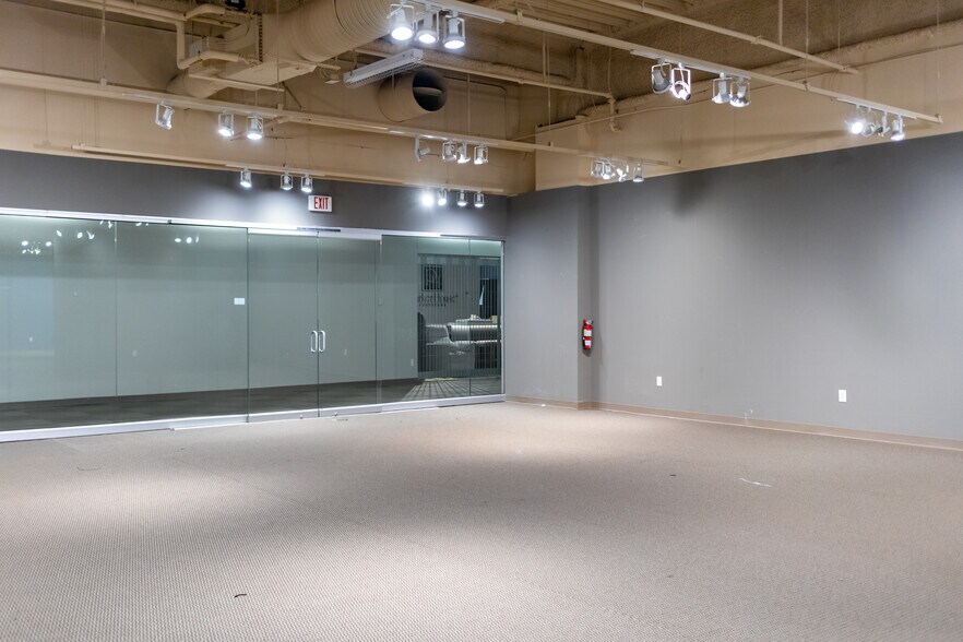More Photos Of 495 S Grand Central Pky, Las Vegas Showroom For Lease