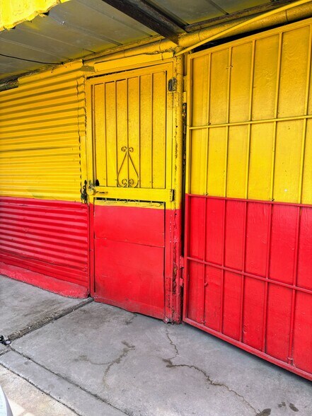 More Photos Of 607 S General McMullen Dr, San Antonio Flex For Sale