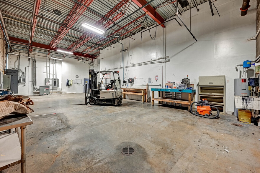More Photos Of 100 Chamber Plz, Charleroi Supermarket For Lease