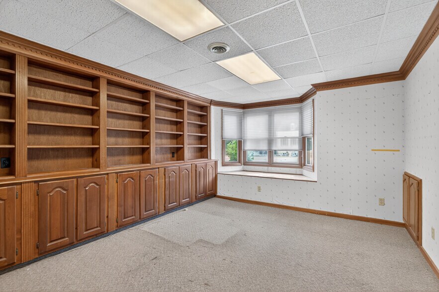 More Photos Of 638 Main St, Columbia Office For Sale