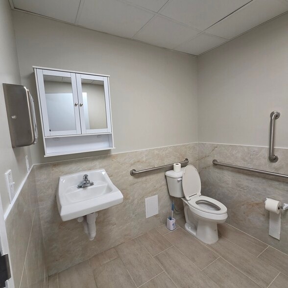 More Photos Of 692 Jonestown Rd, Winston-Salem Unknown For Lease