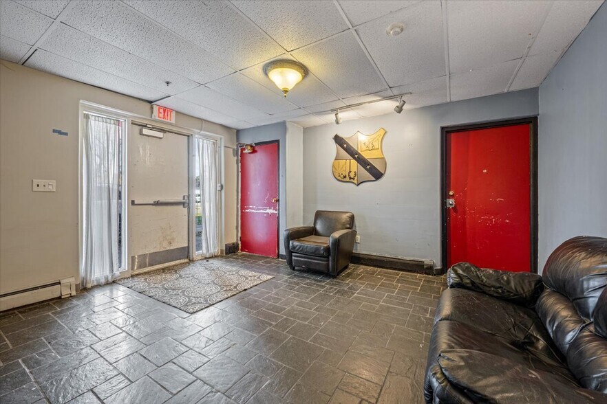 More Photos Of 928 W Hillcrest Dr, Dekalb Sorority Fraternity House For Sale