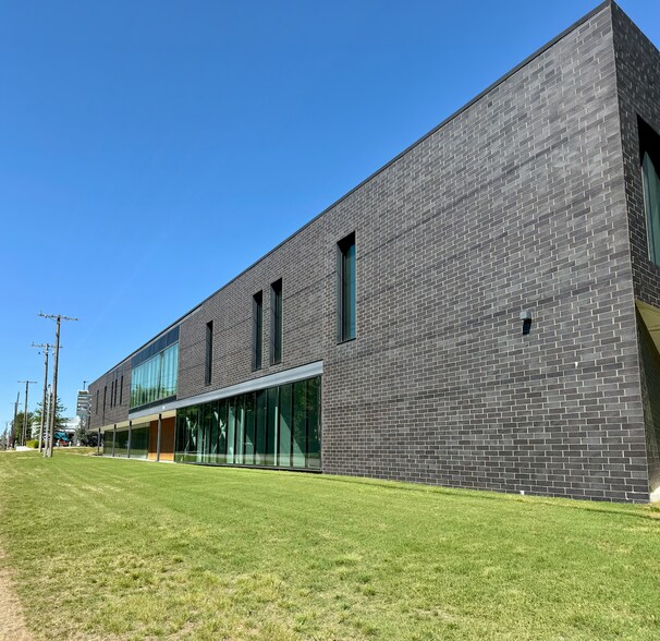 More Photos Of 1011 SW A St, Bentonville Office For Lease