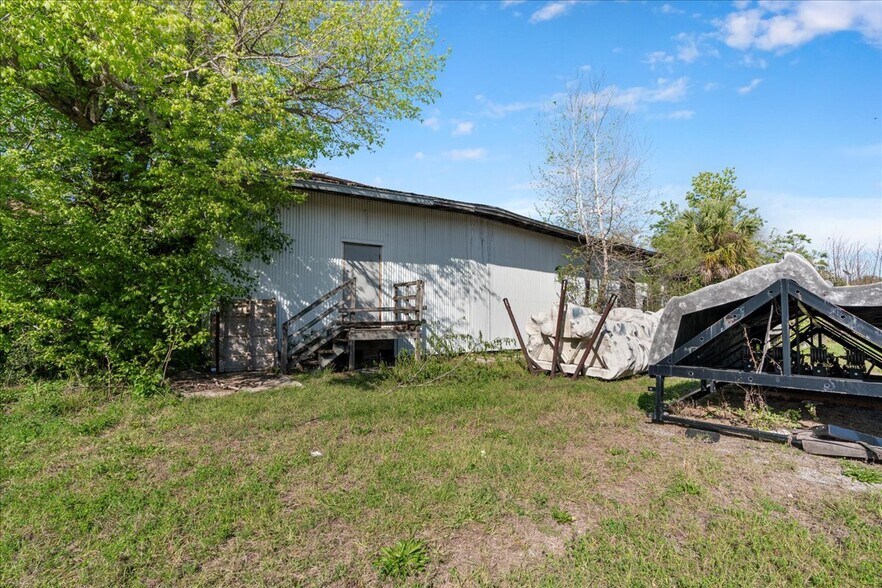 More Photos Of 710 SE 2nd St, Gainesville Warehouse For Lease