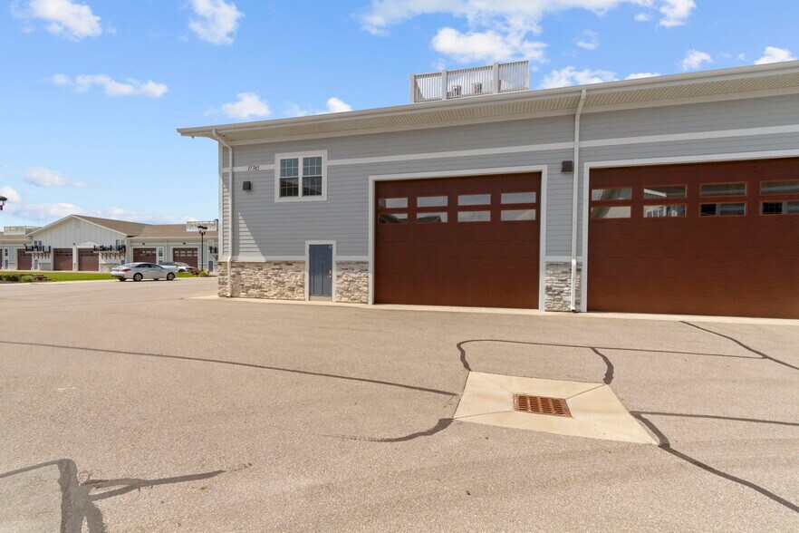 More Photos Of 17745 Motor District Cir, Westfield Showroom For Sale