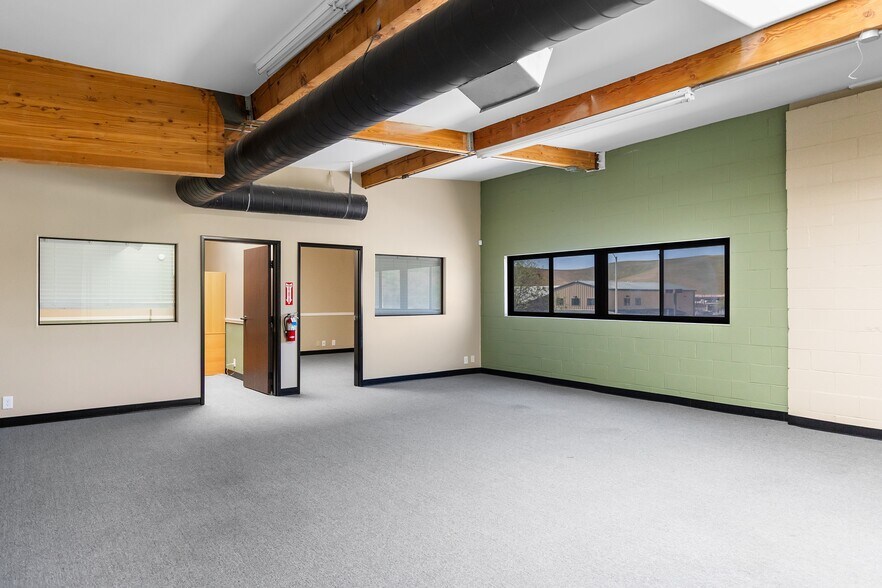 More Photos Of 410 W J St, Tehachapi Light Manufacturing For Sale