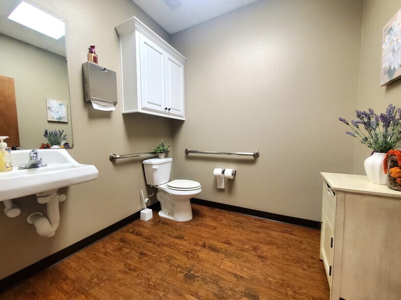 More Photos Of 2418 N Frazier St, Conroe Light Manufacturing For Lease