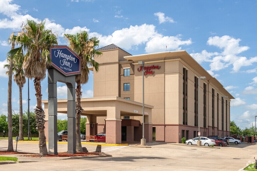 Primary Photo Of 8620 Airport Blvd, Houston Hotel For Sale