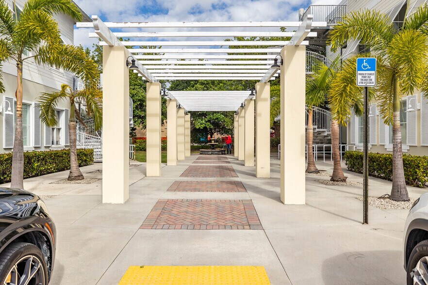 More Photos Of 15801 Biscayne Blvd, North Miami Beach Unknown For Lease