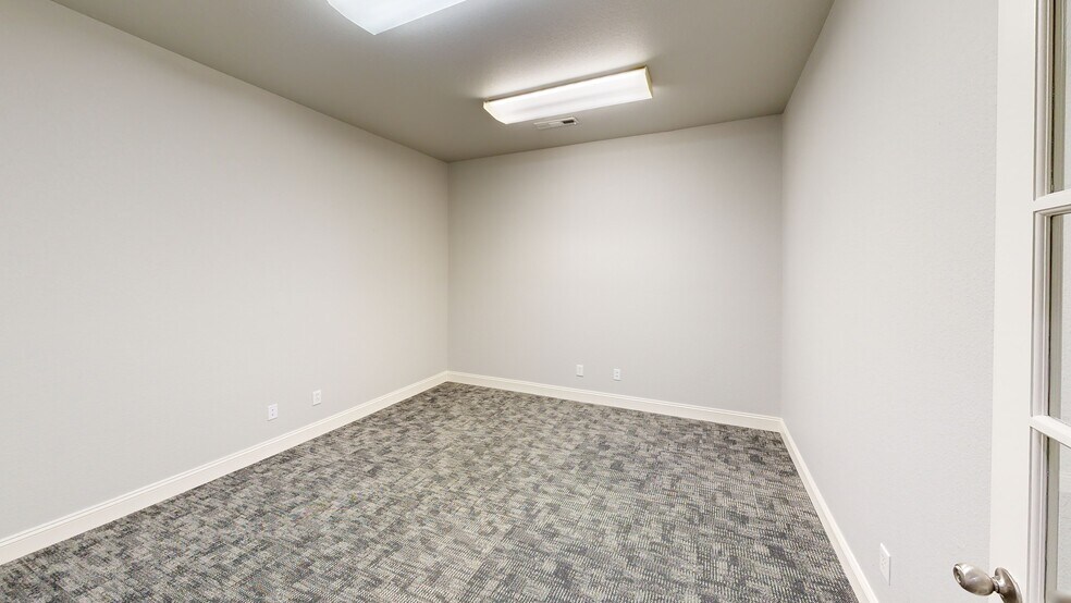 More Photos Of 105 SE 22nd St, Bentonville Office For Lease