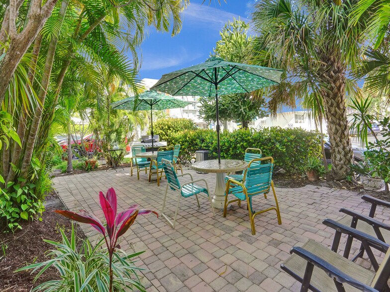 More Photos Of 326 Coolidge St, Hollywood Hotel For Sale