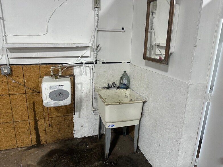 More Photos Of 1548 Cline ave, Gary Distribution For Lease