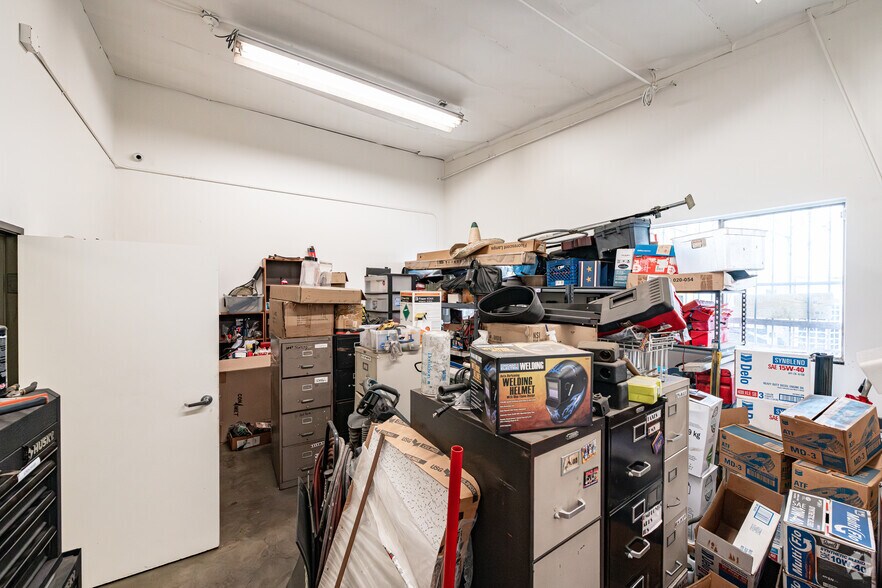 More Photos Of 1247 Brooks St, Ontario Land For Lease