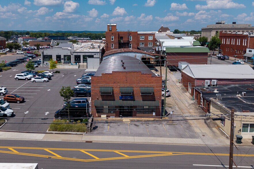 More Photos Of 108 W Smith St, Gallatin Showroom For Lease