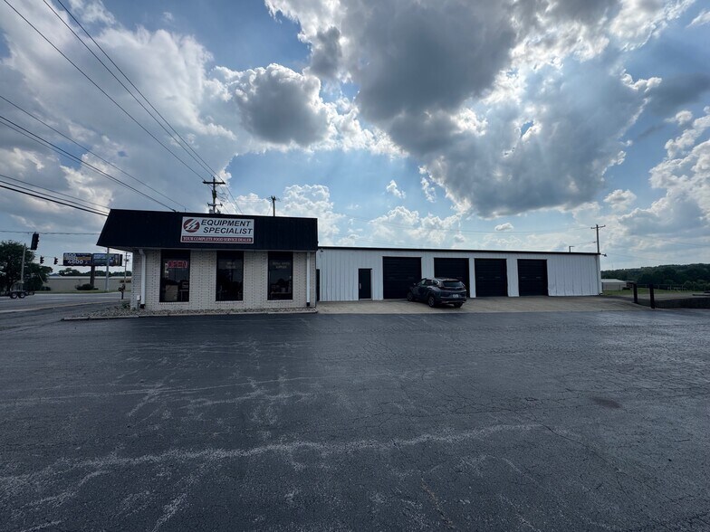 More Photos Of 2533 Russellville Rd, Bowling Green Showroom For Lease