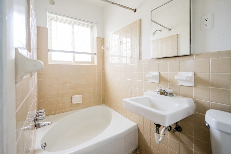 More Photos Of 9441 Queen St, Detroit Multifamily For Sale