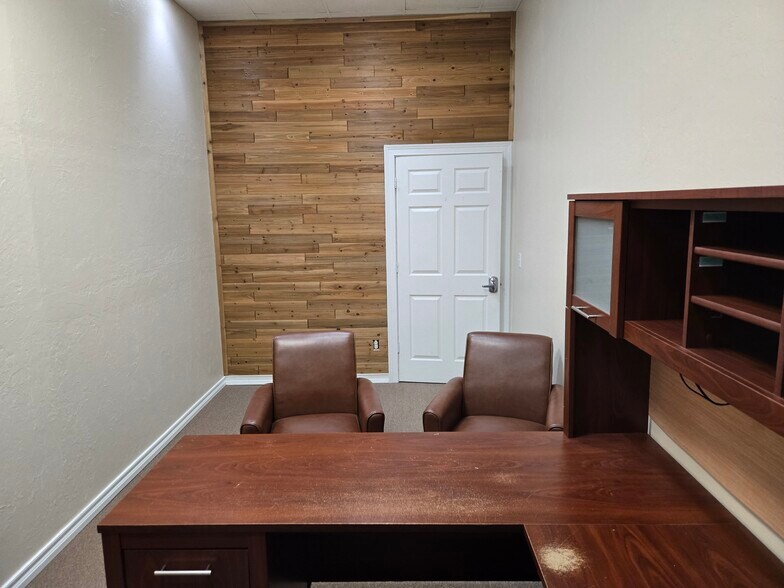 More Photos Of 1813 N Harrison St, Shawnee Flex For Lease