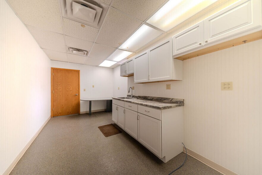 More Photos Of 670 E Calhoun St, Woodstock Flex For Lease