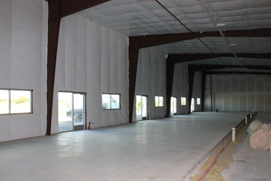 More Photos Of 14886 Tradesman Dr, San Antonio Showroom For Lease