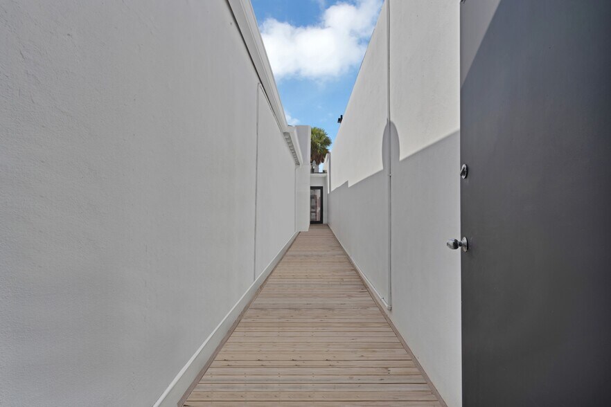 More Photos Of 1517 E Las Olas Blvd, Fort Lauderdale Bar For Lease