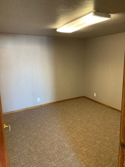 More Photos Of 2150 Cross St, Eugene Service For Lease