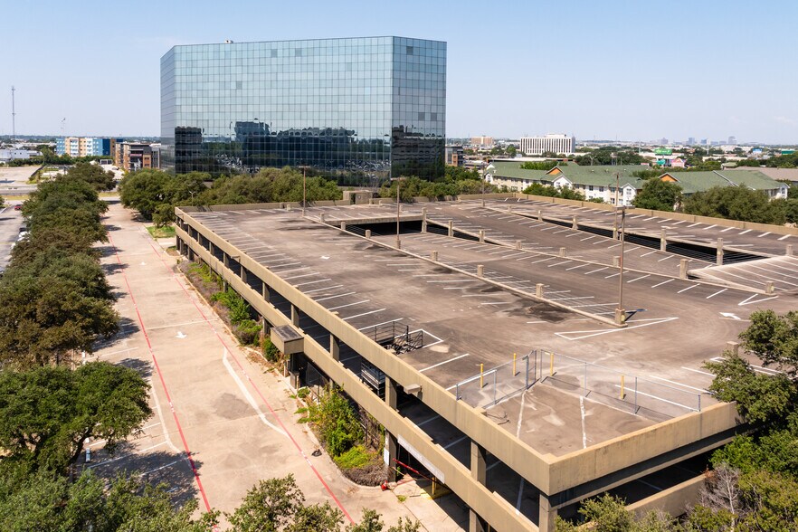 More Photos Of 7800 N Stemmons Fwy, Dallas Office For Sale