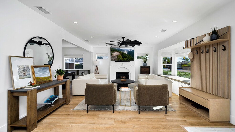 More Photos Of 308 E 18th St, Costa Mesa Shelter For Sale