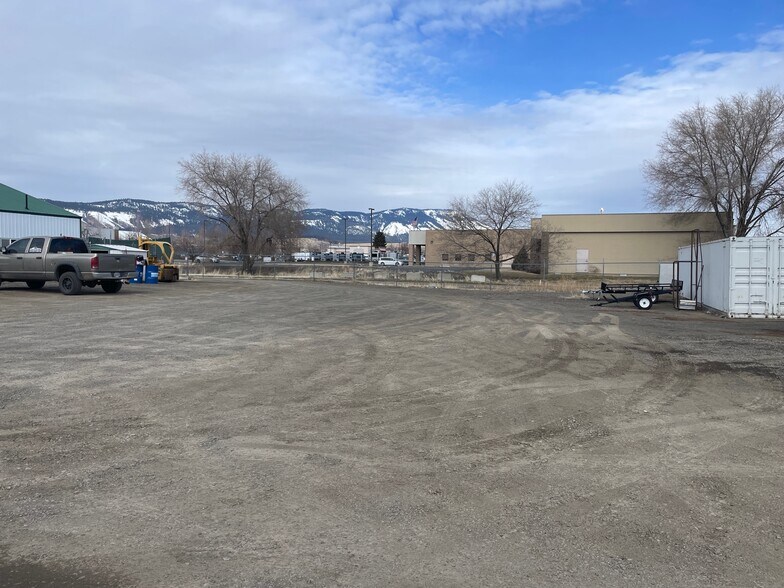 More Photos Of 10701 S Walton Rd, Island City Light Manufacturing For Lease