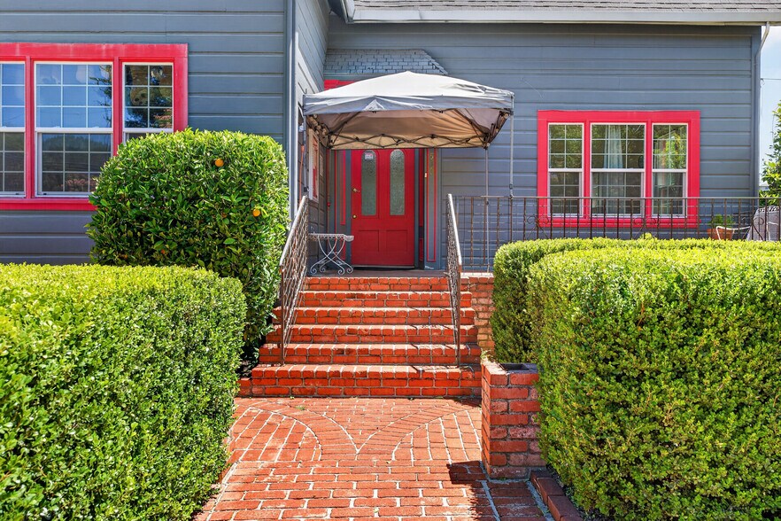 More Photos Of 530 N Cloverdale Blvd, Cloverdale Specialty For Sale